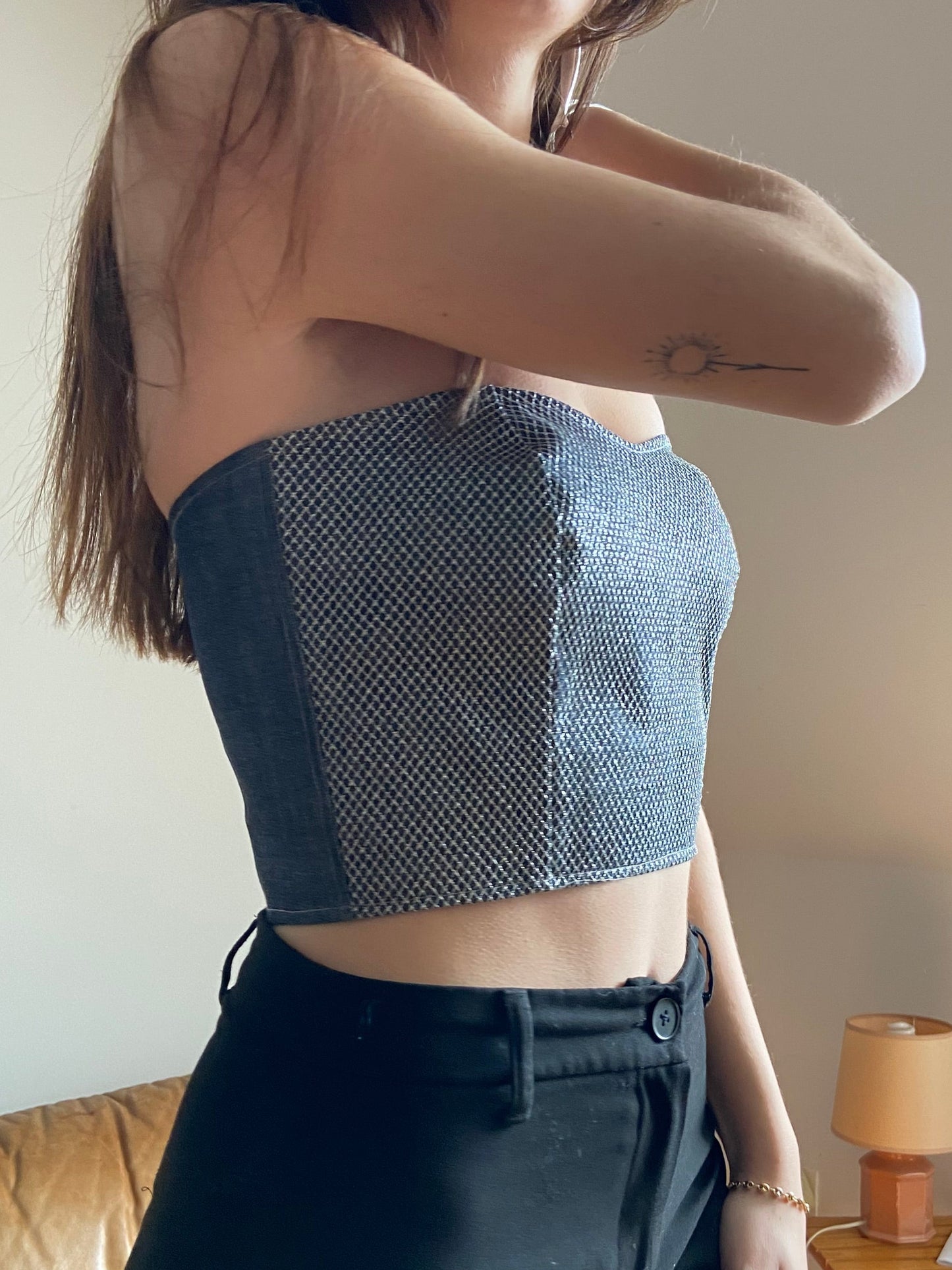 Bustier en jean et résille argentée – Pièce unique