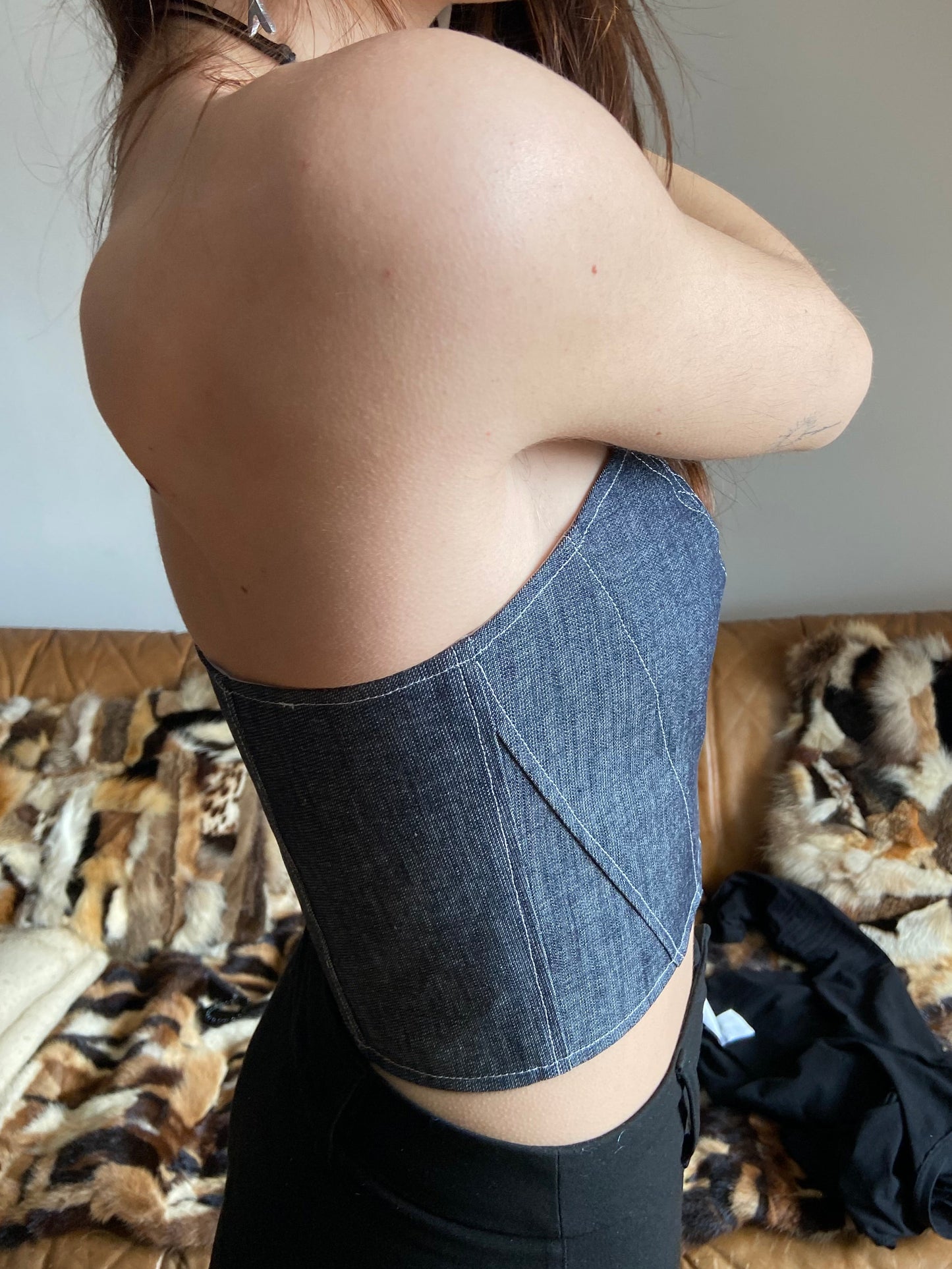 Bustier en jean brodé – Pièce unique