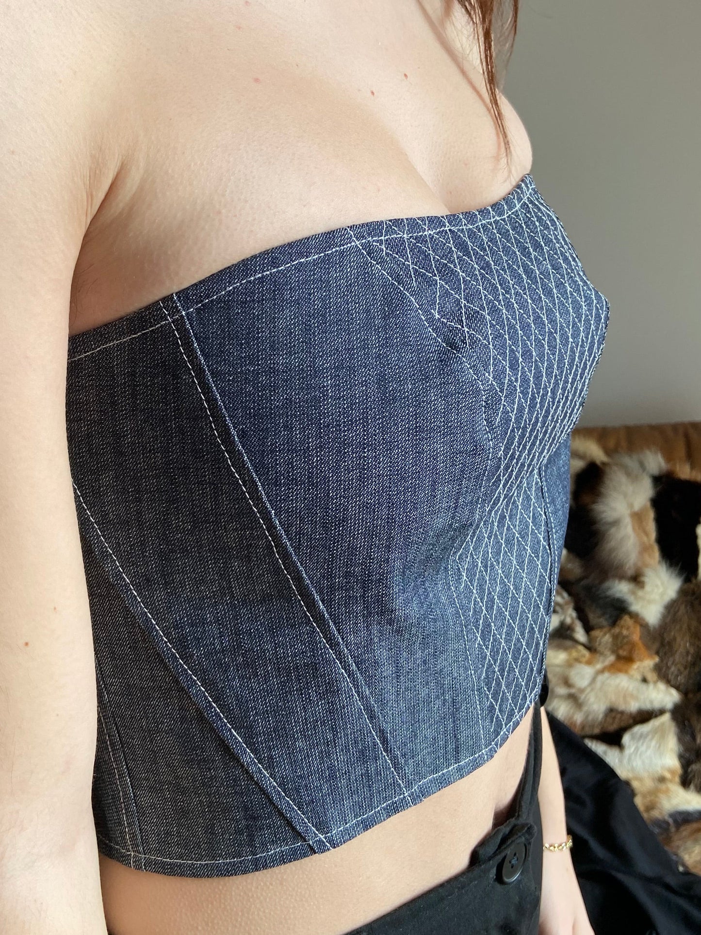 Bustier en jean brodé – Pièce unique