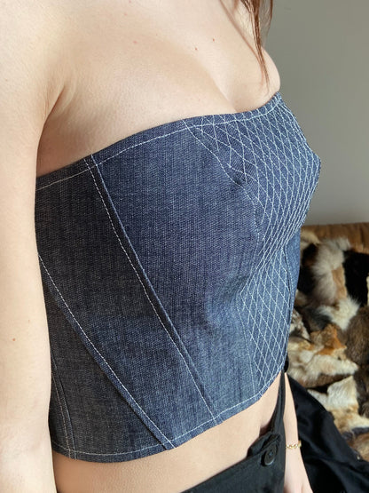 Bustier en jean brodé – Pièce unique