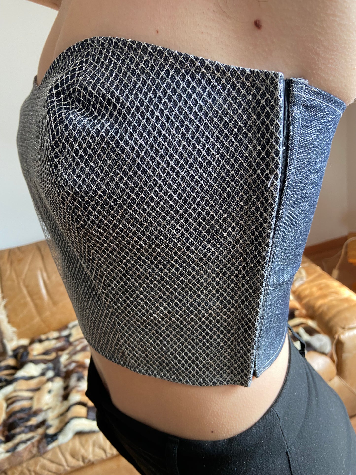 Bustier en jean et résille argentée – Pièce unique
