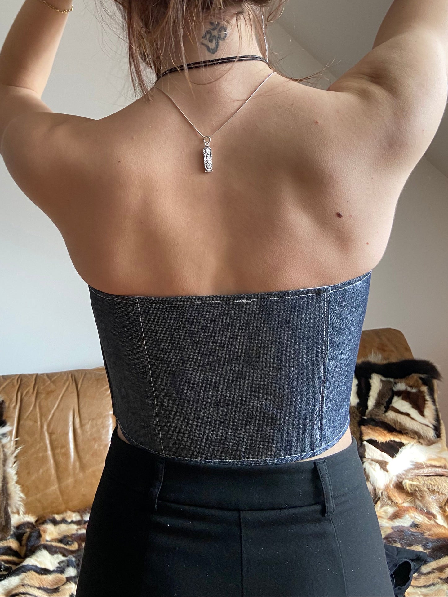 Bustier en jean et résille argentée – Pièce unique