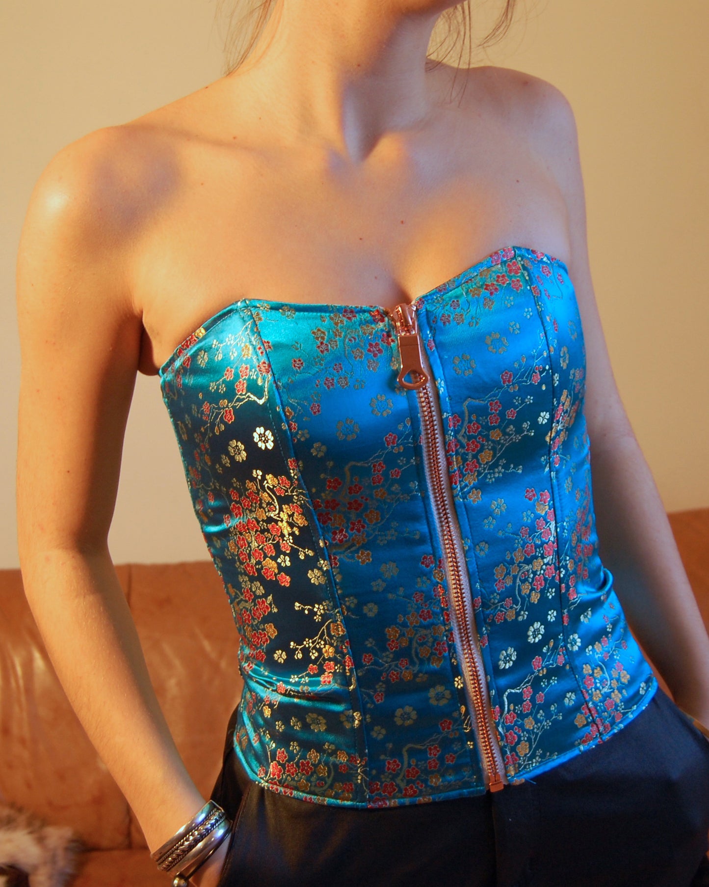 Bustier fleuri turquoise satiné  – Pièce unique